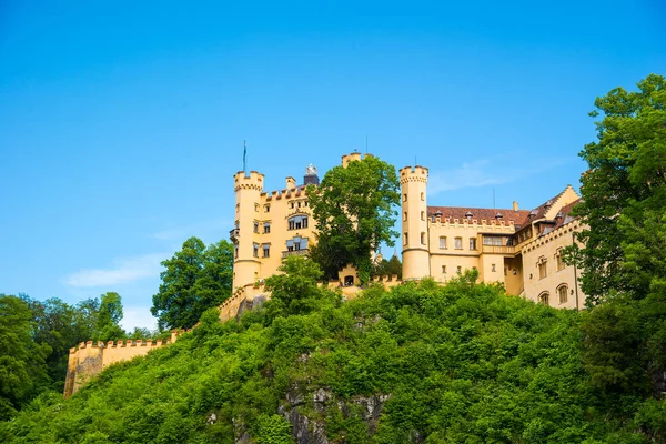 Hohenschwangau kale veya Schloss Hohenschwangau Güney Almanya'da 19. yüzyıl saray gibi. Kral Ludwig II Bavyera çocukluk köşkü oldu.