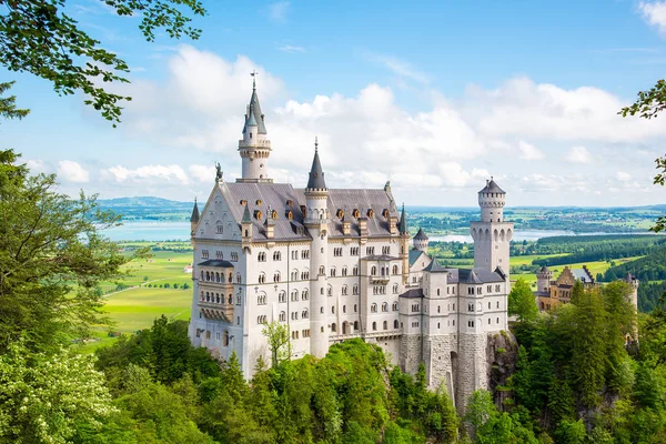 Slottet Neuschwanstein Ligger Det Berömda Slottet Tyskland Füssen Bayern Tyskland — Stockfoto