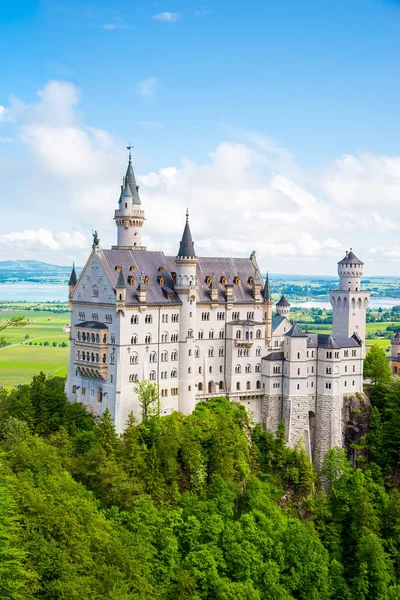Hermosa vista del mundialmente famoso castillo de Neuschwanstein, románico — Foto de Stock