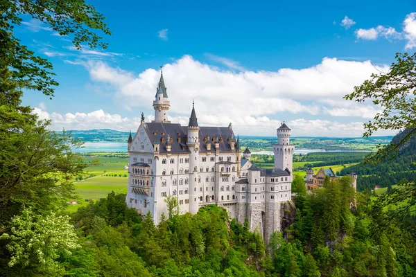 Prachtig uitzicht op het wereldberoemde kasteel Neuschwanstein, Romaanse — Stockfoto