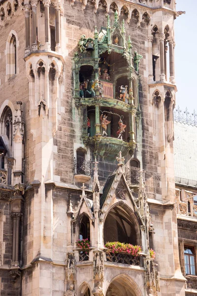 Dockor dansar i klockan på Marienplatz. München, Bayern, — Stockfoto