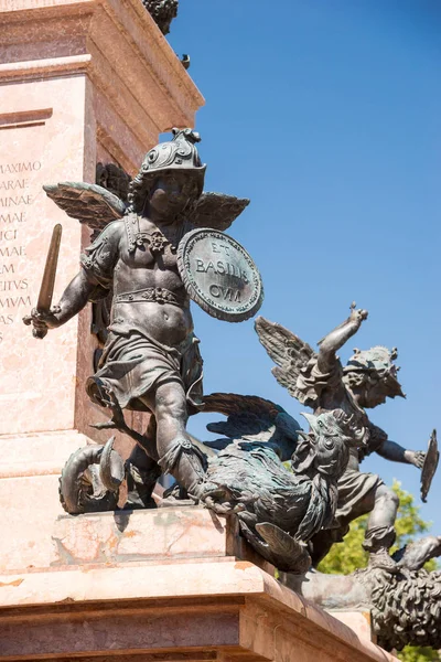 El Mariensaule. Estatua de un putto de Ferdinand Murmann. Múnich , —  Fotos de Stock