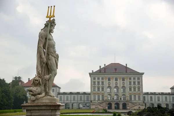 Statue Pluton dans le jardin baroque du palais de Nymphenburg . — Photo