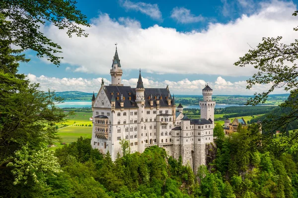 Schloss Neuschwanstein an einem Sommertag in Deutschland — Stockfoto