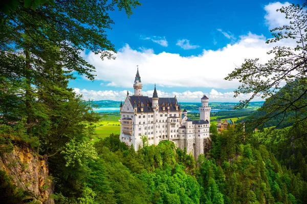 Neuschwanstein Kalesi 'nin manzarası. Almanya