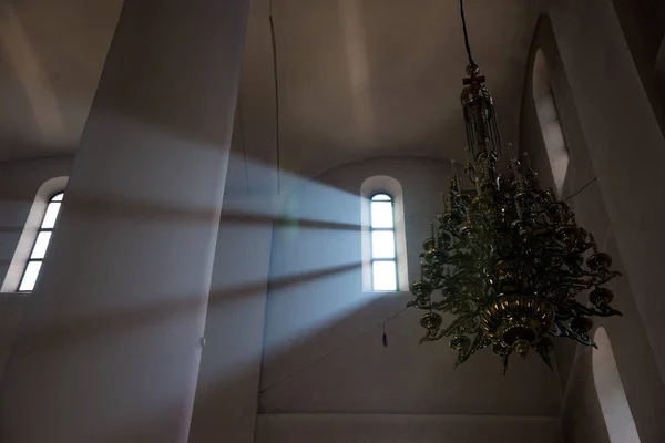 Trave di luce nella Chiesa . — Foto Stock