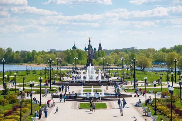 Weergave van het steegje van fonteinen en het monument in Yaroslavl, Rusland — Stockfoto