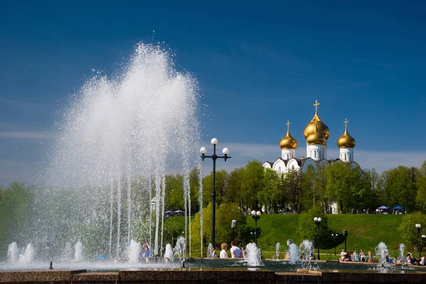 Fontein en de kathedraal van de veronderstelling van de Russisch-orthodoxe kerk, Yaroslavl — Stockfoto
