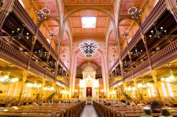 Inre av den stora synagogan i Budapest, Ungern. — Stockfoto