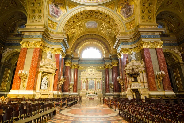 Interieur van de rooms-katholieke kerk Sint-Stefanusbasiliek. — Stockfoto