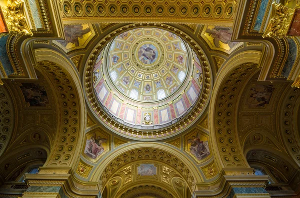 Insidan av kupolen. Dekorerade tak med väggmålning och guld. — Stockfoto