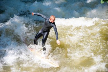 Münih, Bayern, Germany Isar Nehri üzerinde sörf yatılı