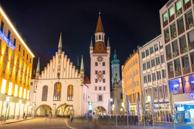 Geceleri Marienplatz Münih, Almanya. Eski Belediye Binası.