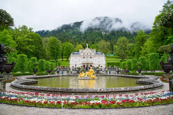 Slot Linderhof paleis in Beieren, een van de kastelen van de voormalige koning Ludwig Ii — Stockfoto