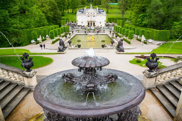 Fuente en el parque del Palacio Linderhof —  Fotos de Stock