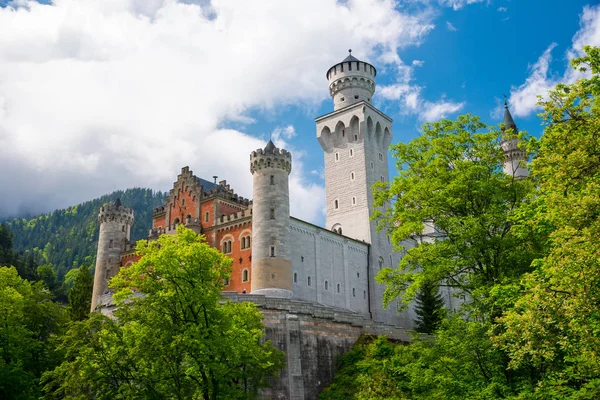 Hermosa vista del mundialmente famoso Castillo de Neuschwanstein. Fussen, Baviera, Alemania — Foto de Stock