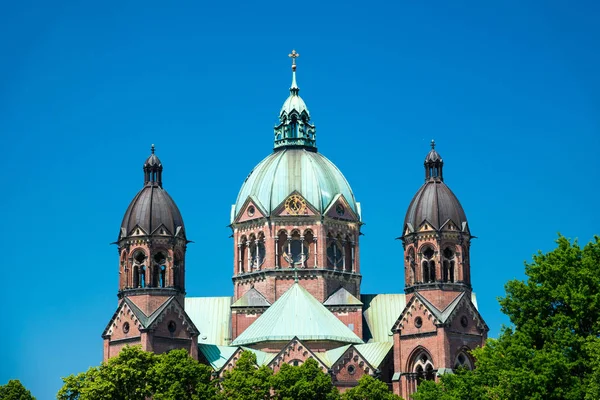 Vista de la antigua iglesia Iglesia de San Lukas - Lukaskirche. Munich, Baviera, Alemania . — Foto de Stock