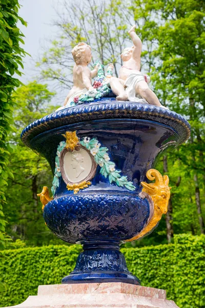 ババリア、ドイツのリンダーホーフ宮殿の装飾的な花瓶 — ストック写真