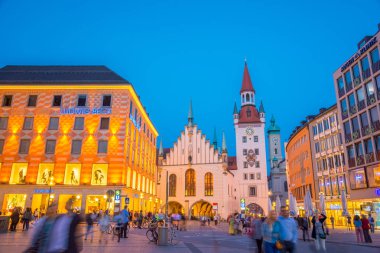 Münih, Almanya - 6 Haziran 2016: Münih Eski Belediye Binası yakınındaki Marienplatz kent geceleri Münih, Almanya.