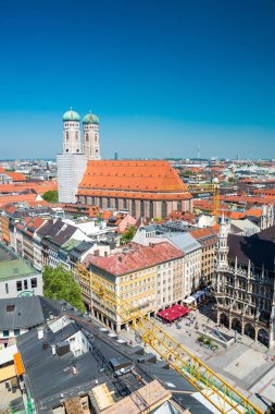 Münih, Almanya - 7 Haziran 2016: Münih, Almanya 'daki Marienplatz belediye binasında hava manzarası