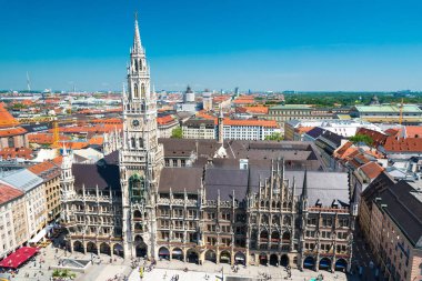 Münih, Almanya - 7 Haziran 2016: Belediye binasının kulesinden Münih şehir merkezinin hava görüntüsü