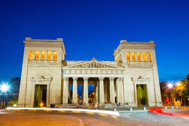 Münih, Almanya - 7 Haziran 2016: Anıtsal arch adlı Alman şehir Münih Koenigsplatz akşamı