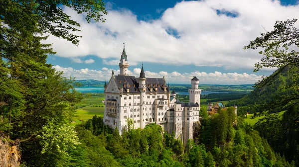 Medeltida Slottet Neuschwanstein Runt Den Blå Himlen Och Alperna Vacker — Stockfoto