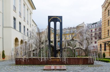 BUDAPEST, HUNGARY - 21 Şubat 2016: Soykırım kurbanlarının anıtı 1990 yılında Macaristan 'ın Budapeşte kentinde açıldı. Heykeltraşın adı Imre Varga..