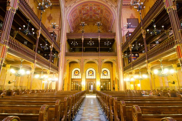 Inre av den stora synagogan i Budapest, Ungern. — Stockfoto