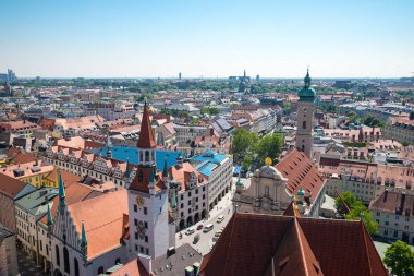 Münih, Almanya - 7 Haziran 2016: Marienplatz 'ın panoramik görünümü Almanya' nın Münih kentinin merkez meydanı..