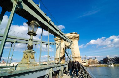 BUDAPEST, HUNGARY - 20 Şubat 2016: Chain Bridge, Avrupa 'nın en güzel şehirlerinden biri olan Budapeşte' nin simgesidir. Budapeşte, Macaristan