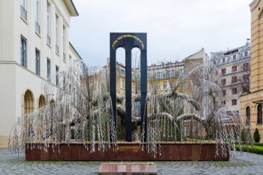BUDAPEST, HUNGARY - 21 Şubat 2016: Soykırım kurbanlarının anıtı 1990 yılında Macaristan 'ın Budapeşte kentinde açıldı. Heykeltraşın adı Imre Varga..