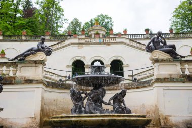 Bavyera, Almanya - 5 Haziran 2016: Çeşmesi Linderhof Sarayı Bahçe, güneybatı Bavyera, Almanya'nın görünüm