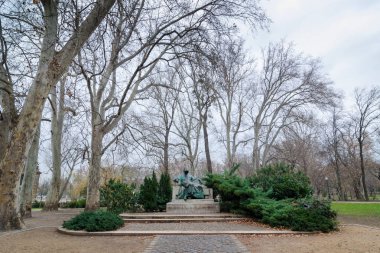 BUDAPEST, HUNGARY - 23 Şubat 2016: Macaristan 'ın Budapeşte kentindeki Anonymous, Vajdahunyad Şatosu' nun Bronz heykeli