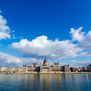 Budapeşte, Macaristan - 20 Şubat 2016: Macar Parlamentosu binasında Budapeşte Tuna kıyısında