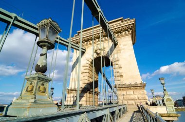 BUDAPEST, HUNGARY - 20 Şubat 2016: Chain Bridge, Avrupa 'nın en güzel şehirlerinden biri olan Budapeşte' nin simgesidir. Budapeşte, Macaristan