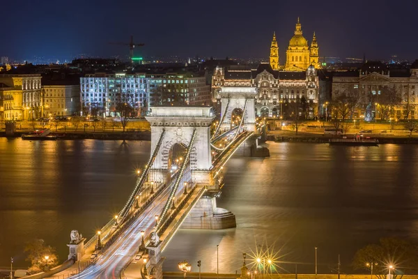 Vista nocturna del Puente de la Cadena sobre el río Danubio y el león de piedra. Budapest, Hungría — Foto de Stock