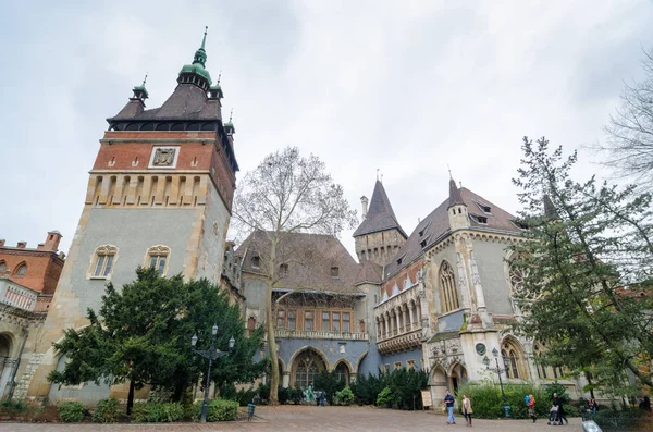 Castillo de Vajdahunyad, Parque de la Ciudad de Budapest, está diseñado en diferentes estilos . —  Fotos de Stock