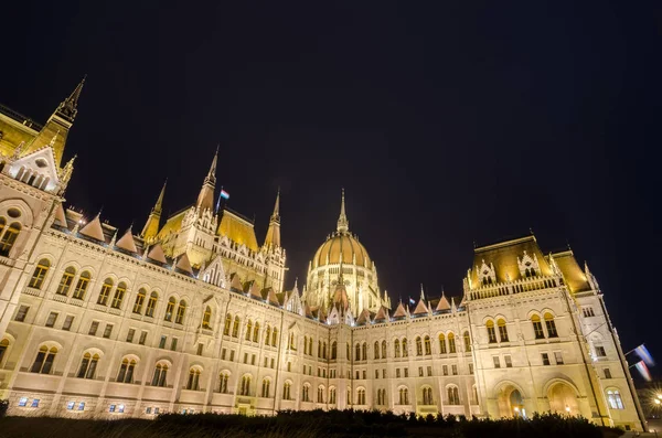 Blick auf das Parlamentsgebäude in Budapest — Stockfoto
