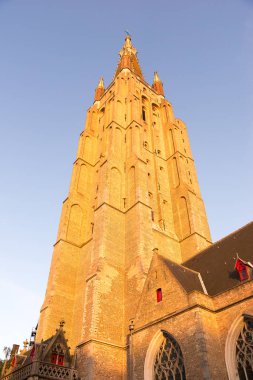 Ortaçağ kilise Our Lady güneşli gün, Belçika Bruges.