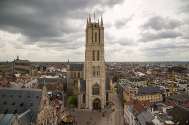 Ghent, Belçika - 16 Nisan 2017: Saint Bavo Katedrali veya Sint-Baafskathedraal, çan kulesi havadan görünümden. Ghent, Belçika
