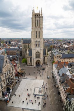 Ghent, Belçika - 16 Nisan 2017: Saint Bavo Katedrali veya Sint-Baafskathedraal, çan kulesi havadan görünümden. Ghent, Belçika