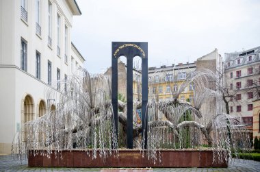 BUDAPEST, HUNGARY - 21 Şubat 2016: Soykırım kurbanlarının anıtı 1990 yılında Macaristan 'ın Budapeşte kentinde açıldı. Heykeltraşın adı Imre Varga..