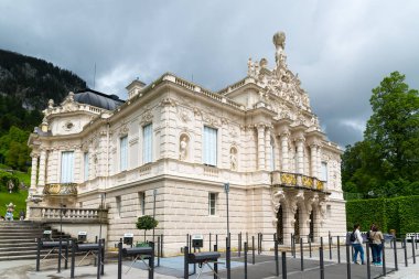 Linderhof, Almanya - 5 Haziran 2016: Linderhof Sarayı, Bavyera 'nın güneybatısında Garmisch Partenkirchen yakınlarında bulunan bir kaledir. Kale, Bavyera Kralı II. Ludwig tarafından 19. yüzyılda inşa edildi..