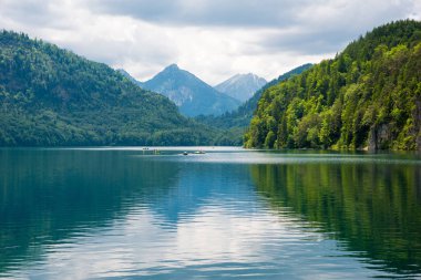 Alpsee, Almanya 'da Bavyera eyaletinde yer alan bir göldür. Neuschwanstein ve Hoshenschwangau kalelerinin yakınında..