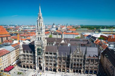 Münih, Almanya - 7 Haziran 2016: New Town Hall, Marienplatz Meydanı Münih, Almanya