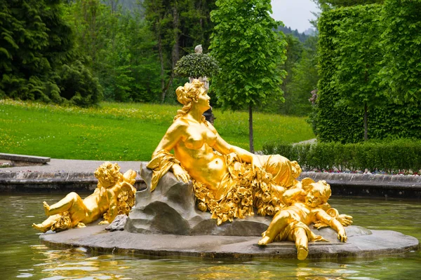 エタール ドイツ 2016 有名なリンダーホーフ宮殿 驚くべき泉グループ フローラと Puttos ドイツ バイエルン州南西部 — ストック写真