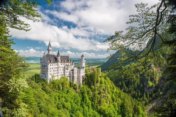ノイシュヴァンシュタイン城と絵のような風景 ドイツ — ストック写真