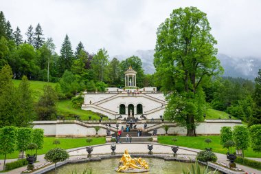Ettal, Almanya - 5 Haziran 2016: Baviera, Almanya 'daki Linderhof Sarayı, eski kral II. Ludwig' in kalelerinden biri..