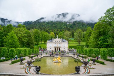 Bavyera, Almanya - 5 Haziran 2016: Linderhof Sarayı ile güzel çeşme, güneybatı Bavyera, Almanya'nın açık görünüm